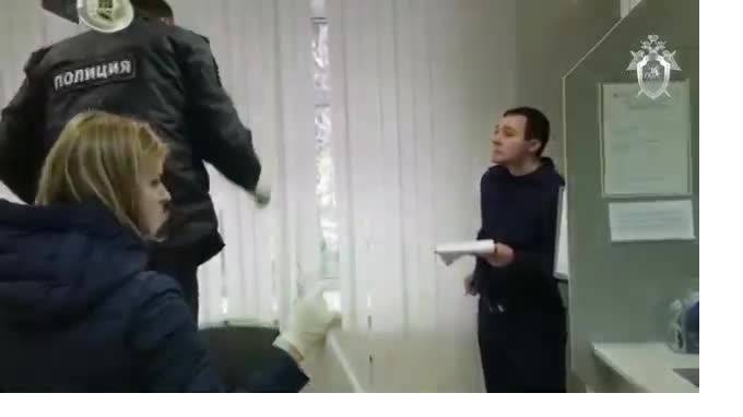 Опубликовано видео из банка в Екатеринбурге, где при попытке ограбления застрелили посетителя