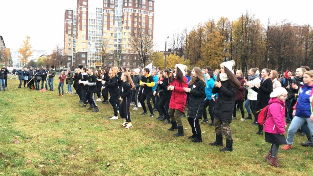 Молодежь Калининского района Петербурга начала День благоустройства танцуя
