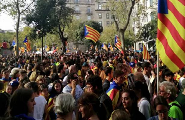 В Барселоне полиция начала впервые применять водомет против радикалов