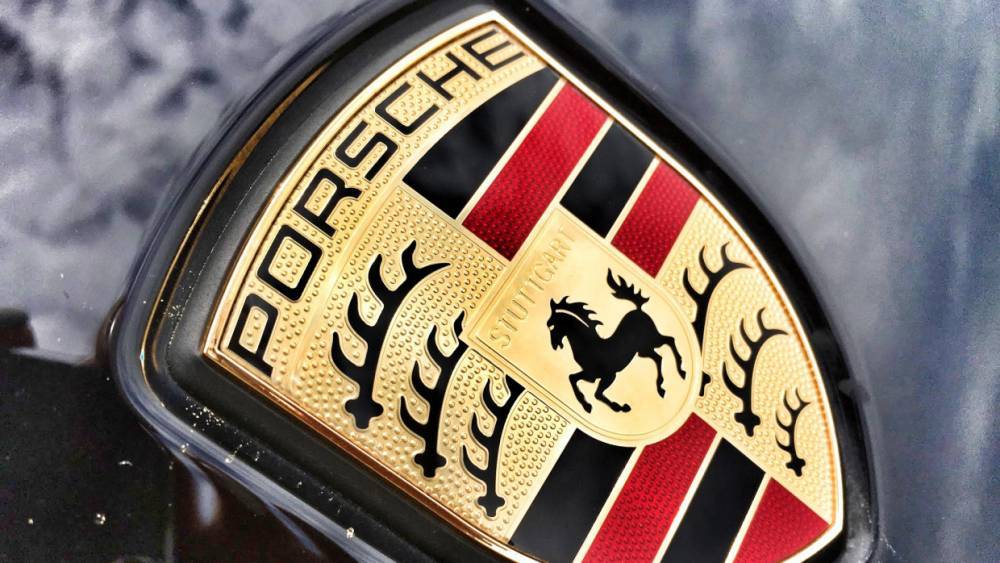 В Ленобласти полиция разыскивает обстрелявшего Porsche пенсионерки