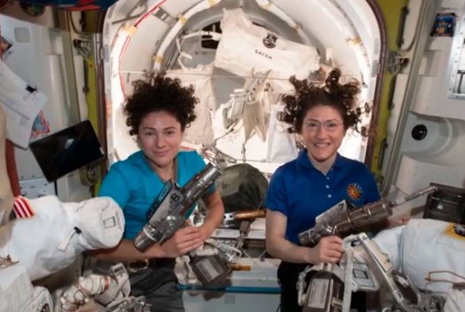 Успешно завершился первый в истории выход двух женщин в открытый космос. ВИДЕО - Cursorinfo: главные новости Израиля