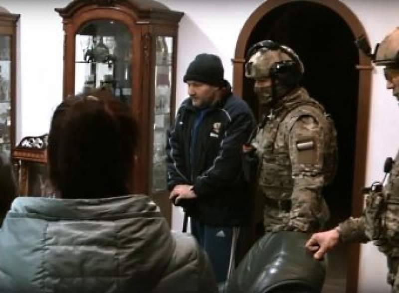 Видео жесткого задержания вора в законе в его особняке попало в Сеть