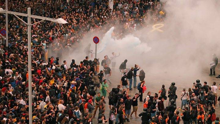 В Каталонии в ходе столкновений с полицией пострадали около 200 человек