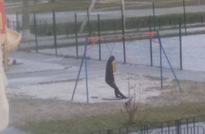 В Тюменской области на качелях на детской площадке нашли тело молодого человека