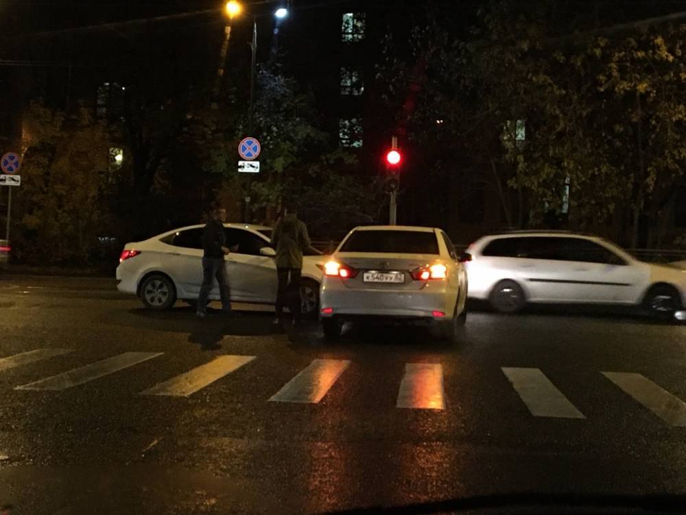 Авария с двумя авто на перекрестке Лисичанской и Торжковской затруднила движение