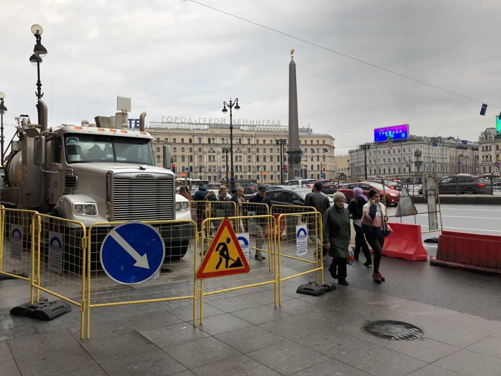 На перекрестке Невского и Лиговского «Водоканал» перекрыл пешеходный переход