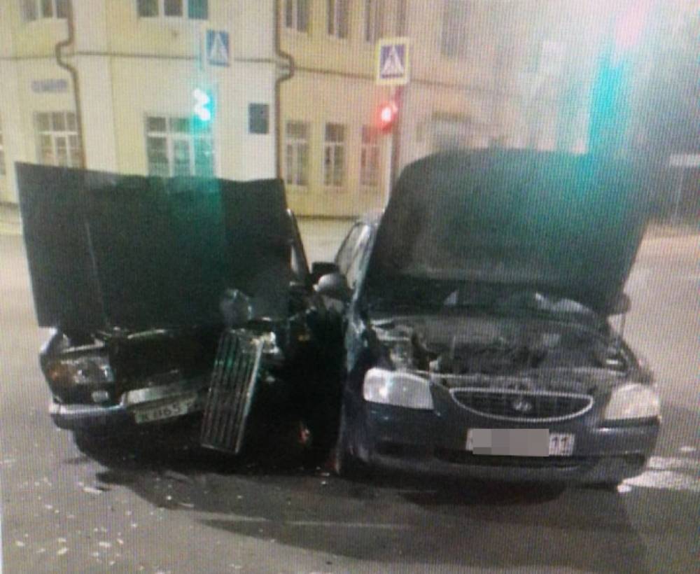 В Сыктывкаре 52-летний опытный водитель иномарки на перекрестке протаранил «семерку»