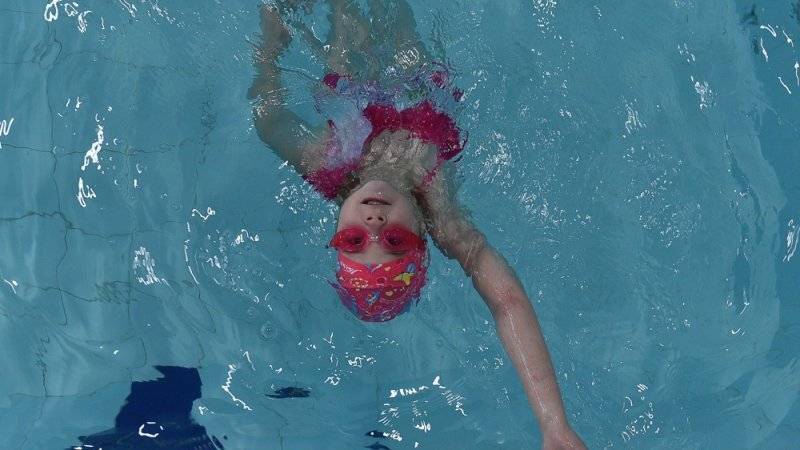 Уроки по плаванию планируют сделать обязательными в российских школах