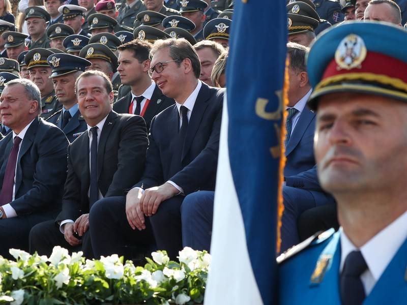 Медведев и Вучич приняли военный парад в Белграде