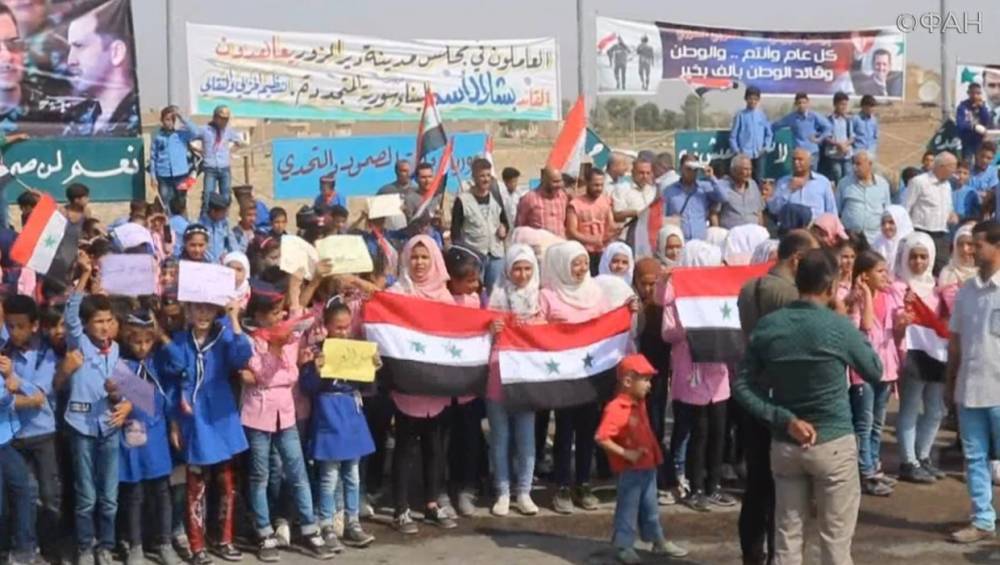 Жители сирийского Дейр-эз-Зора устроили митинг против курдских радикалов