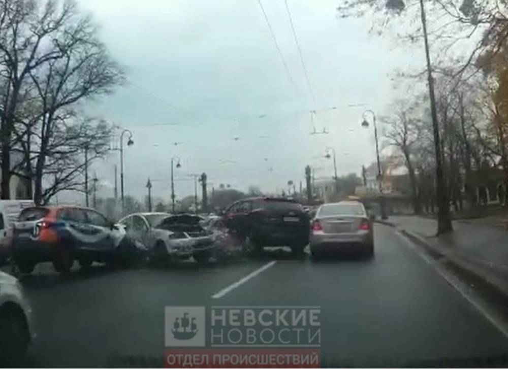 Момент массовой аварии на Каменноостровском проспекте попал на видео