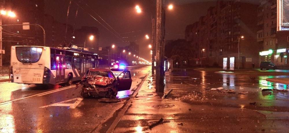 Пострадавших в ДТП на улице Зины Портновой спасают в НИИ Джанелидзе