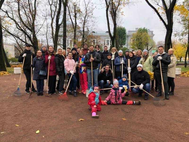 Петербургские активисты очистили Введенский сад от опавшей листвы