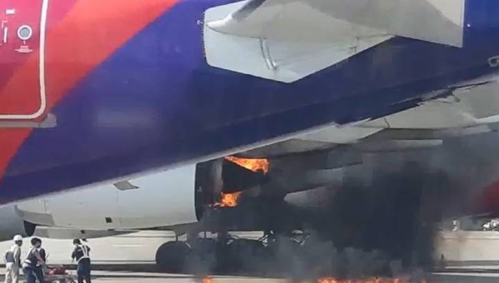 Двигатель самого большого серийного авиалайнера загорелся перед взлетом. Видео