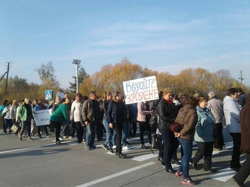Украинские учителя перекрыли международную трассу из-за долгов по зарплате