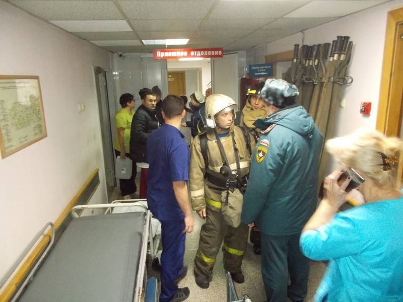 Из-за пожара в больнице Новосибирска эвакуировали 160 человек