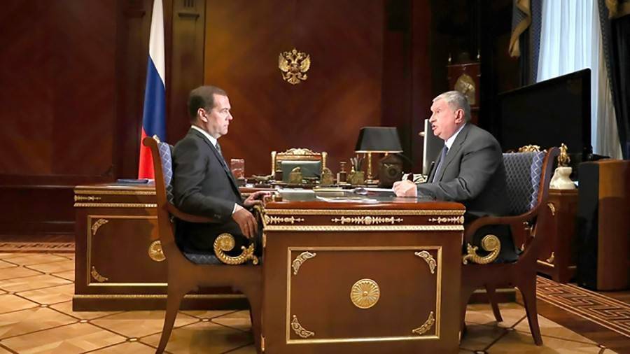 Медведев обсудил с Сечиным цены на бензин на заправках "Роснефти"