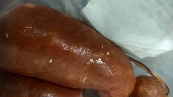 Петербуржец купил в магазине "Краковскую" колбасу с опарышами