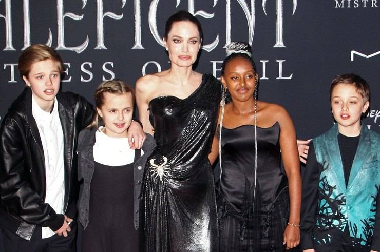 Анджелина Джоли в платье с обнаженной спиной вывела детей на красную дорожку