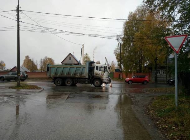 В сыктывкарском Лесозаводе китайский грузовик сбил пенсионера