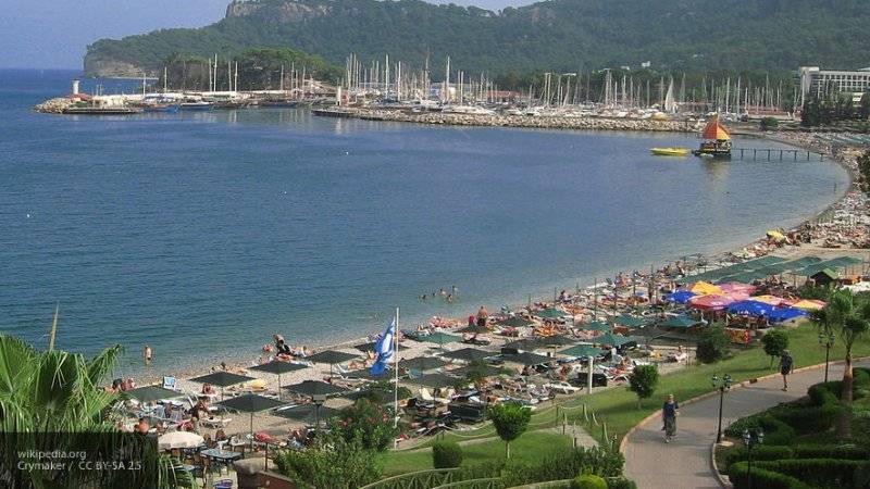 Российские туристы попытались вынести из отеля в Турции чемодан с едой