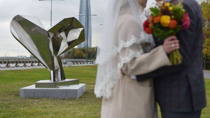 В парке 300-летия Петербурга появилась новая скульптура с "иллюзией обмана"