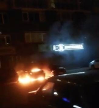 В Екатеринбурге ночью сотрудники пивного магазина тушили загоревшийся автомобиль