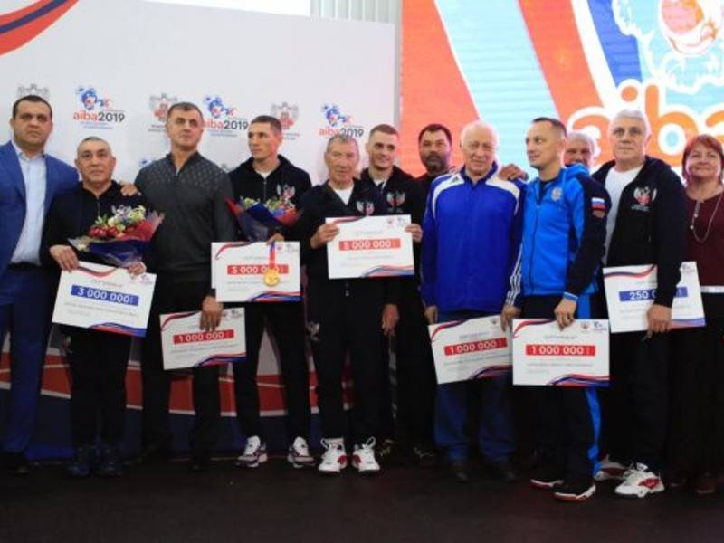 Российские чемпионы мира по боксу получили 5 млн рублей и автомобили