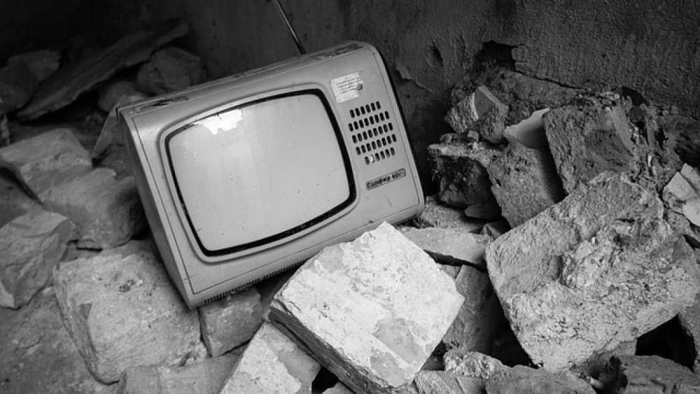 В Усинске женщина порубила топором телевизор и стол соседки