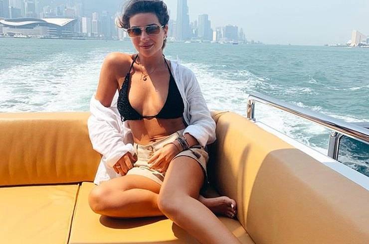 Галина Юдашкина в бикини позировала на яхте в Гонконге