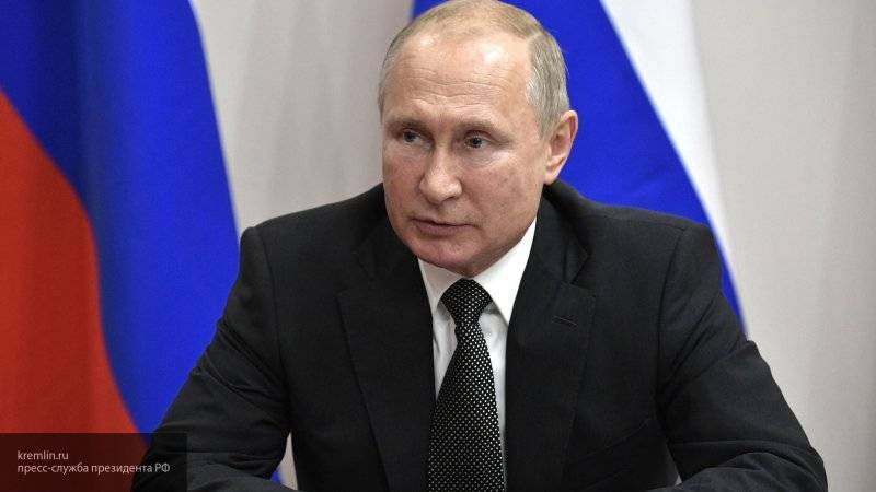 Путин подписал закон о повышении акцизов на вино с 2020 года