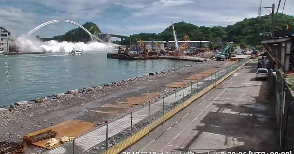 Обрушение моста на&nbsp;Тайване попало на&nbsp;видео