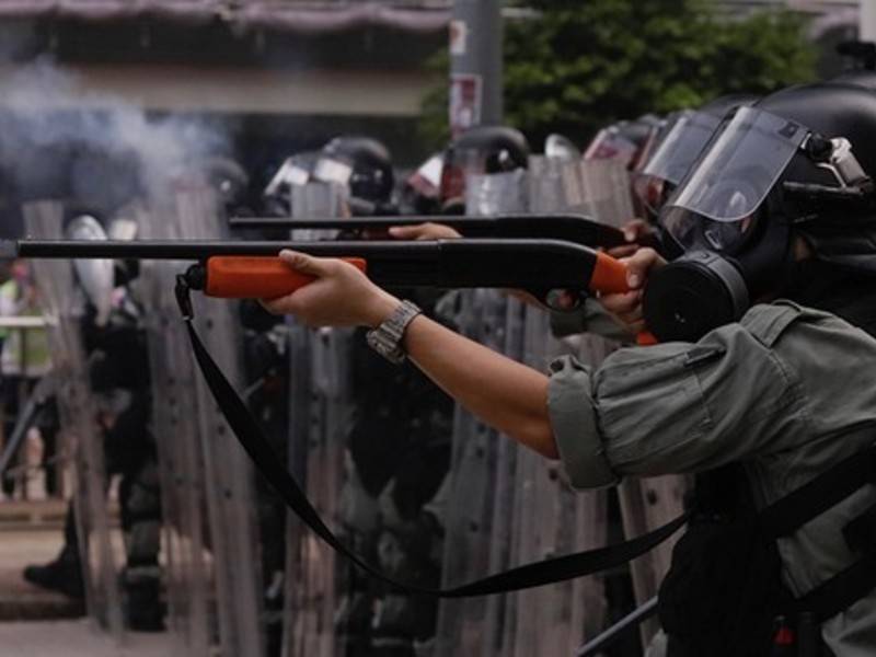 Полиция Гонконга впервые выстрелила в протестующего