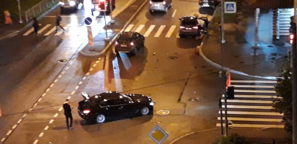 На перекрестке Одоевского и КИМа водитель Kia подрезал BMW