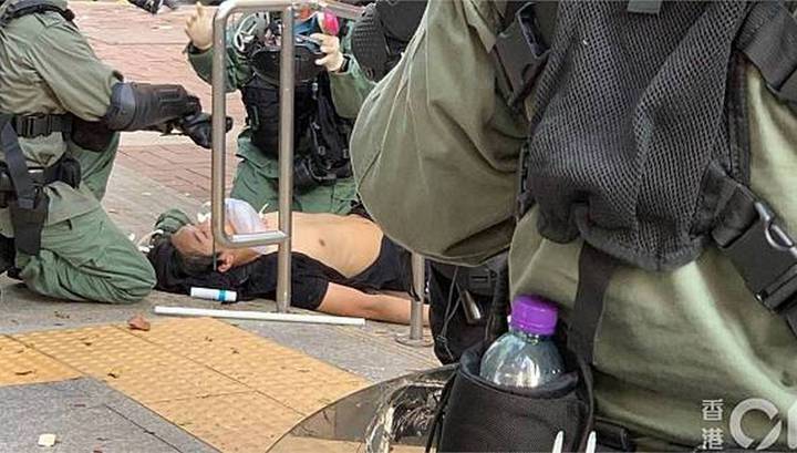 Гонконгская полиция впервые применила боевое оружие против демонстрантов
