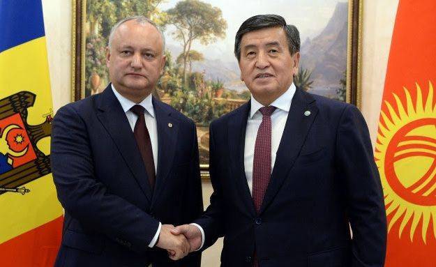 Президент Киргизии пригласил главу Молдавии в Бишкек