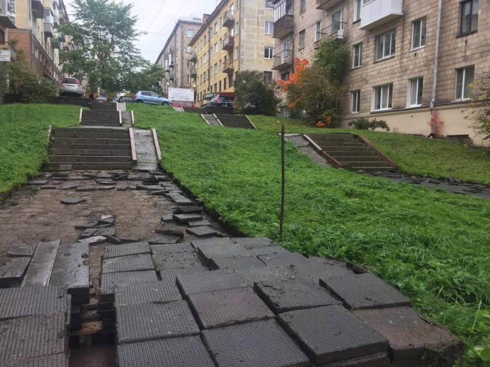 На улице Свердлова в Петрозаводске началась реконструкция лестничных спусков