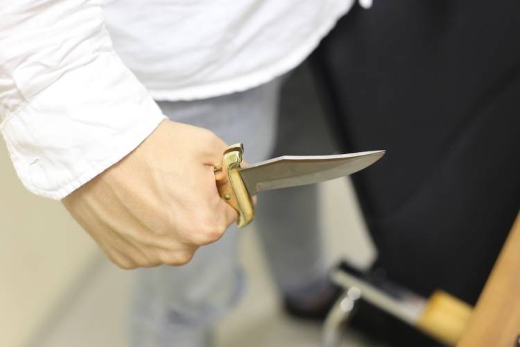 В СК РФ сообщили о нападении с ножом на сотрудника ведомства