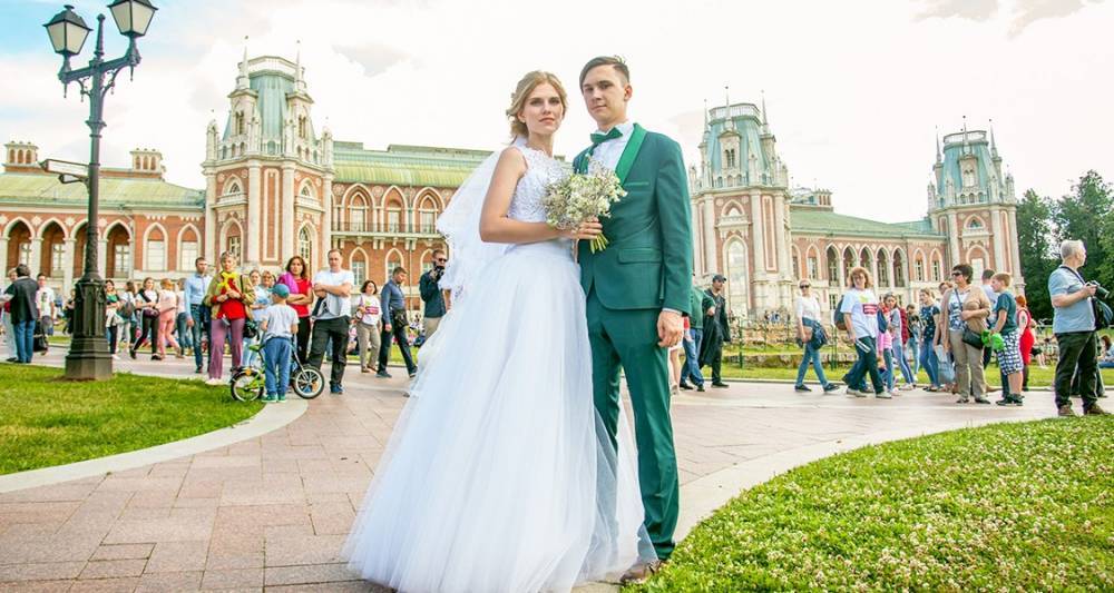 Москвичей призвали заранее бронировать даты для свадебных торжеств в парках