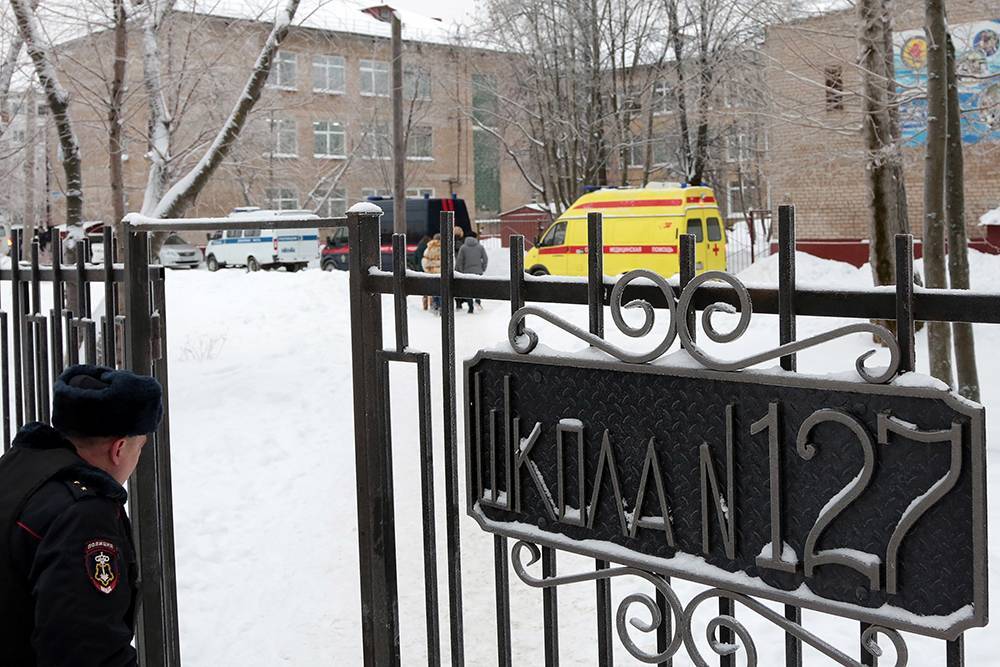 Суд в Перми приговорил к ограничению свободы охранницу школы, в которой произошло нападение на учеников
