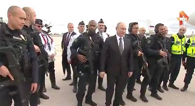 Видео: французские силовики попросили Путина о совместном фото