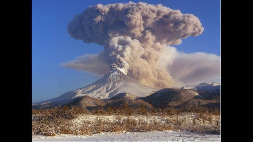 Вулкан Шивелуч выбросил столб пепла на Камчатке