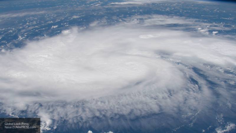 Кадры последствий урагана "Мортимер" в Петербурге появились в Сети