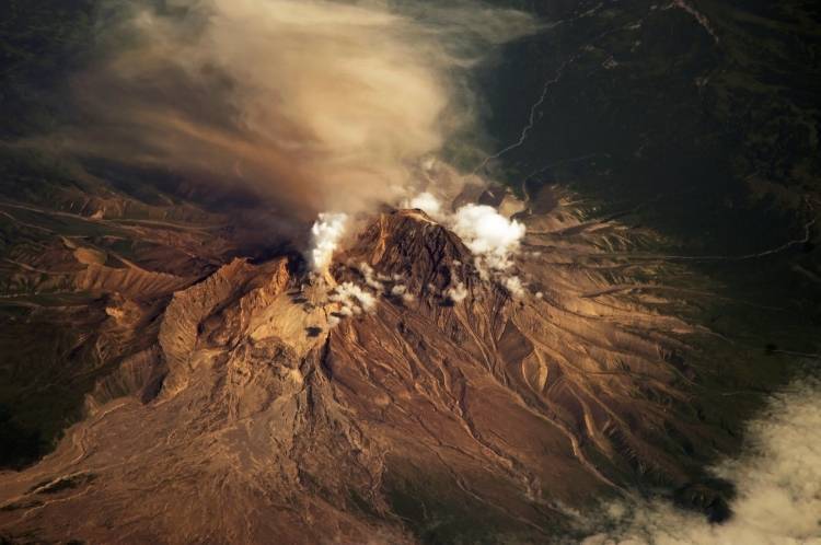 Вулкан Шивелуч на Камчатке выбросил столб пепла высотой 9 километров