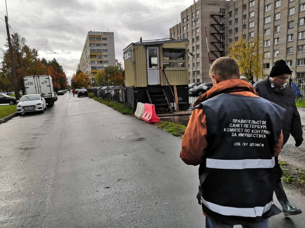 ККИ устранил 30 тысяч кв. метров незаконных автостоянок по нескольким адресам Петербурга