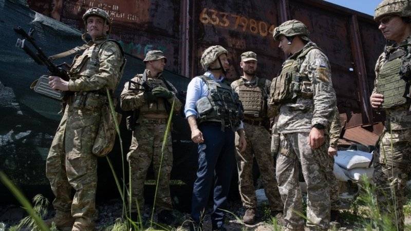 Зеленский заявил о невозможности проведения выборов в Донбассе с военными