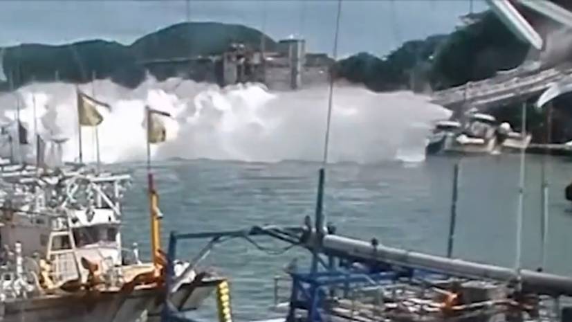 Момент обрушения моста на Тайване — видео