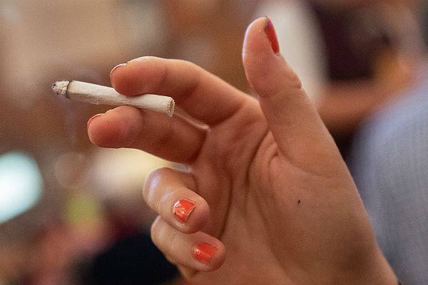 Российские курильщицы победили антитабачный закон
