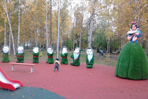 Губернатор Архангельской области в грубой форме отказался комментировать портреты чиновников в парке