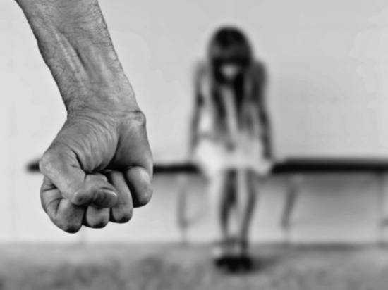 Родители изнасиловали малолетнюю дочь вместе с друзьями на Брянщине